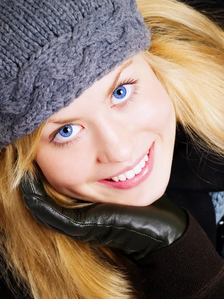 Uśmiechający się blond kobieta w zimowe ubrania po — Zdjęcie stockowe
