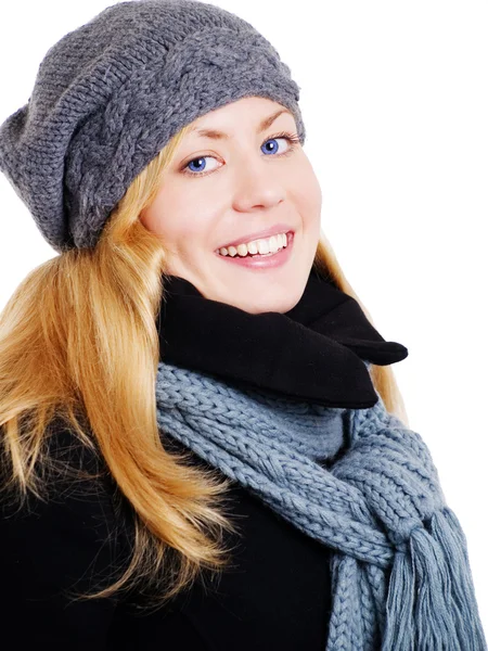 겨울 옷 포에 웃는 금발 여자 — 스톡 사진