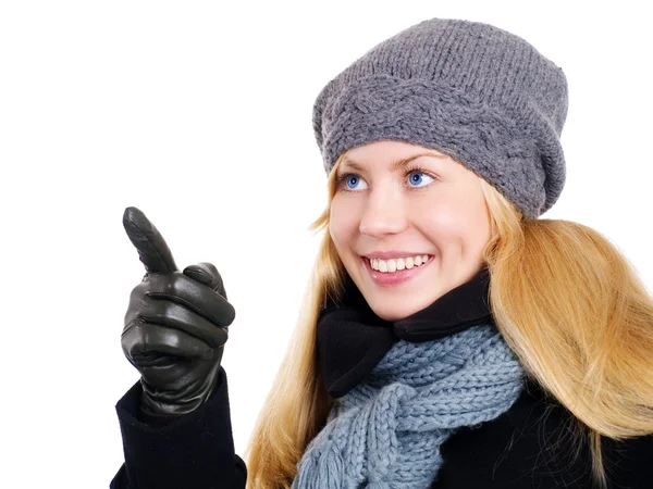 Usměvavá blondýnka v zimním oblečení po — Stock fotografie