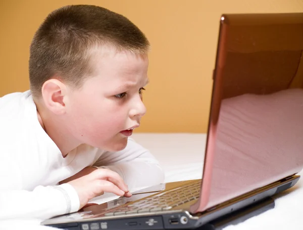 Junge mit Computer — Stockfoto