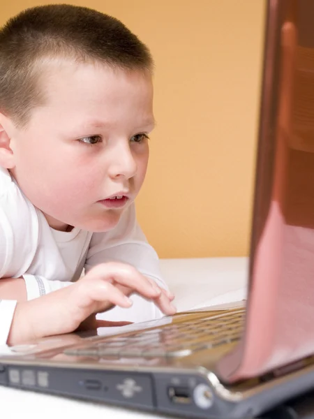 Мальчик с компьютером — стоковое фото