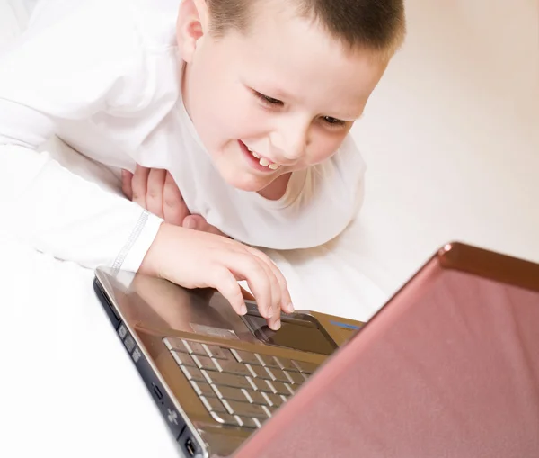 Junge mit Computer — Stockfoto