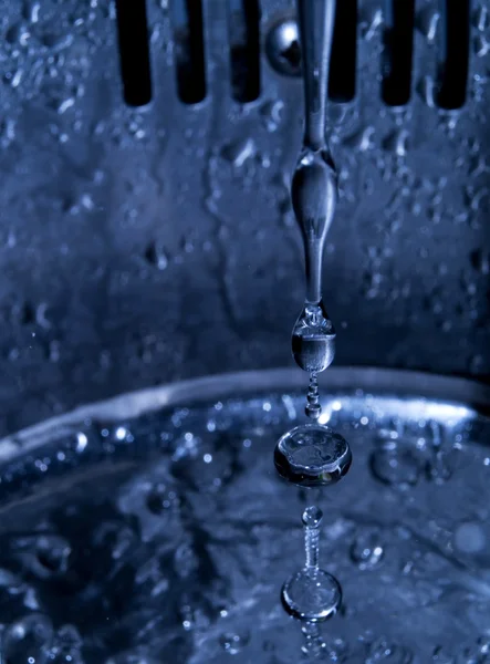 Druppels van het water in de gootsteen — Stockfoto