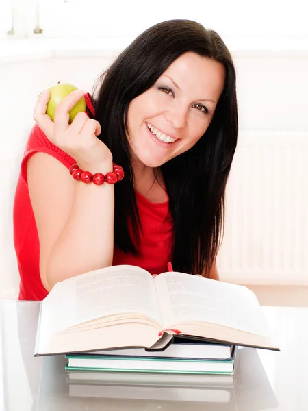 リンゴを保持しているブルネットの女性の笑みを浮かべてください。 — ストック写真