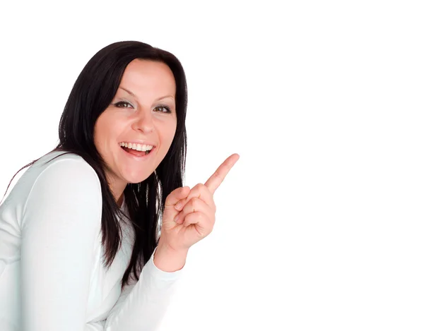 Lächelnde Frau zeigt leere Plakatwand — Stockfoto