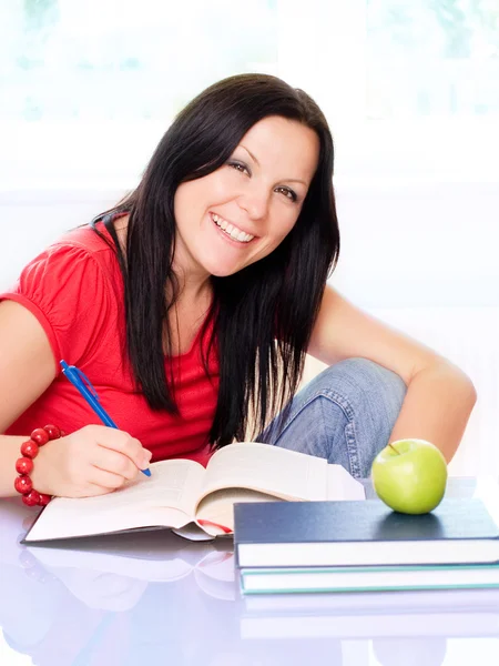 Uśmiechający się brunetka kobieta studia — Zdjęcie stockowe