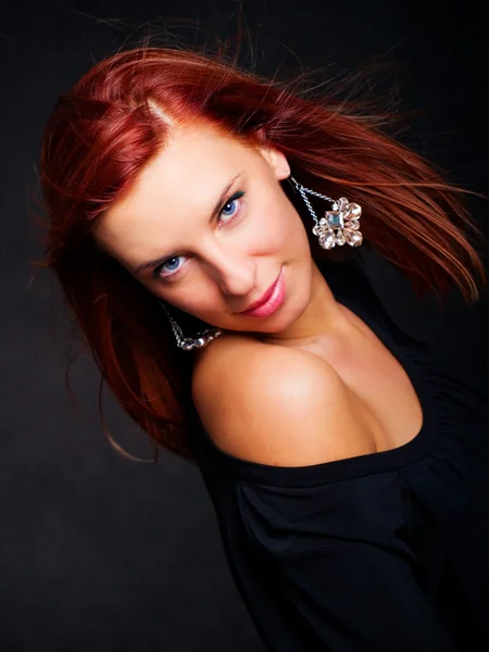 Mulher glamour bonita com cabelo vermelho — Fotografia de Stock