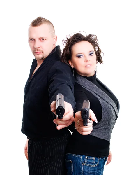Paar mit Pistole vor weißem Hintergrund — Stockfoto