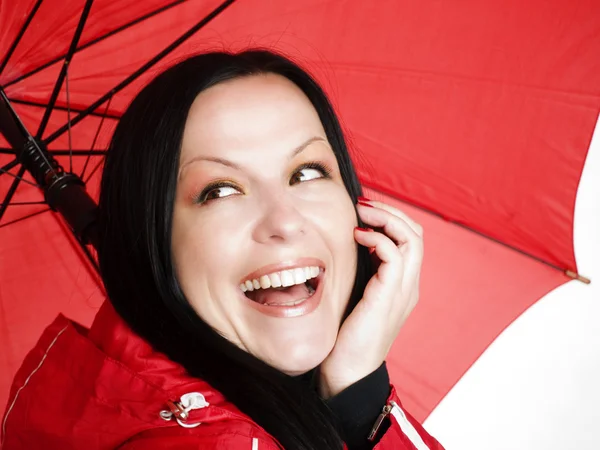 Χαμογελώντας μελαχρινή γυναίκα φθινόπωρο, rainproo — Φωτογραφία Αρχείου