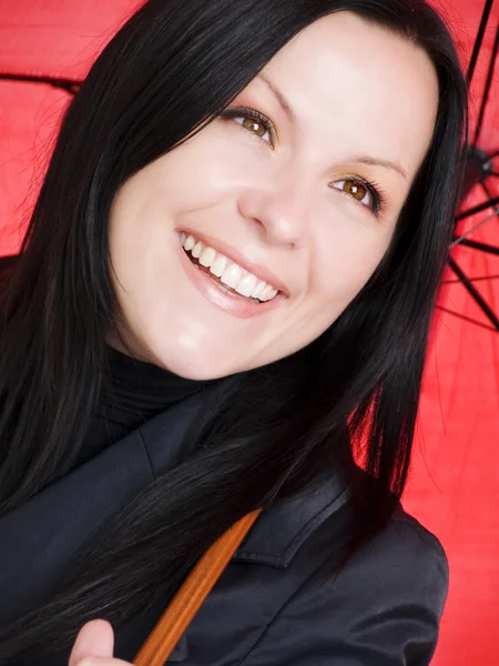 Nahaufnahme von lächelnden brünetten Frau in fal — Stockfoto