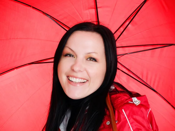 傘を持ってブルネットの女性の笑みを浮かべてください。 — ストック写真