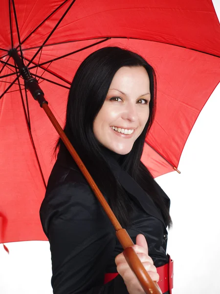 Gülümseyen esmer kadın sonbaharda, rainproo — Stok fotoğraf