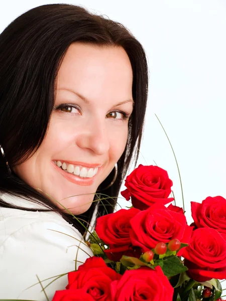Lächelnde brünette Frau mit Blumenstrauß von f — Stockfoto