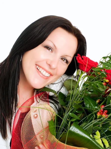 Lächelnde brünette Frau mit Blumenstrauß — Stockfoto