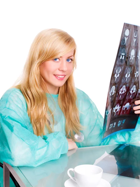 Médica mulher segurando examinando raio-x — Fotografia de Stock
