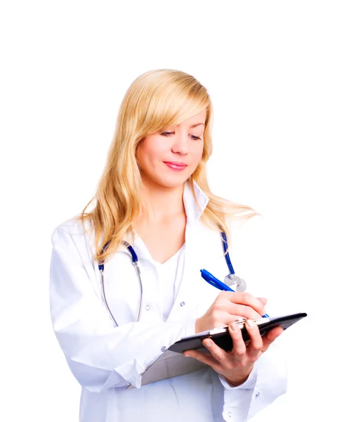 Blond kvinnlig läkare att göra anteckningar i pape — Stockfoto