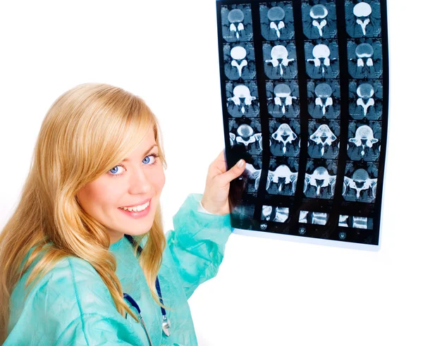 Портрет женщины-врача, осматривающей рентген — стоковое фото
