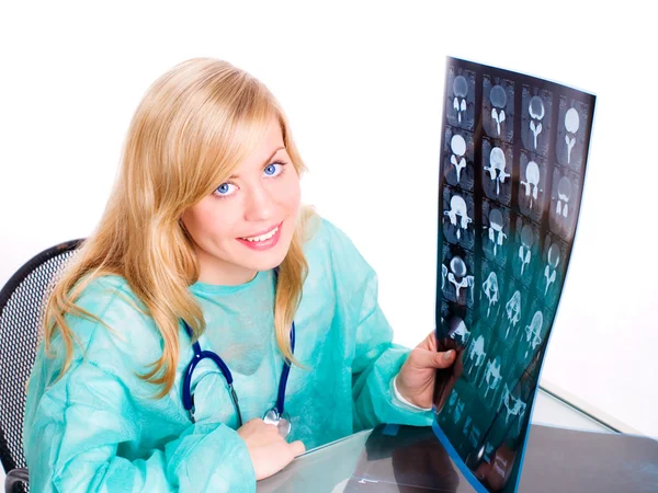 Женщина-врач осматривает рентген — стоковое фото
