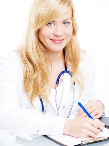 Lachende vrouwelijke arts met een stethoscoop s — Stockfoto