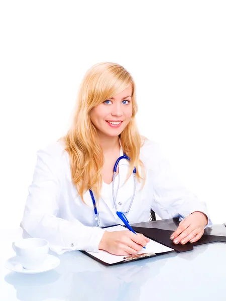Lachende vrouwelijke arts met een stethoscoop s — Stockfoto