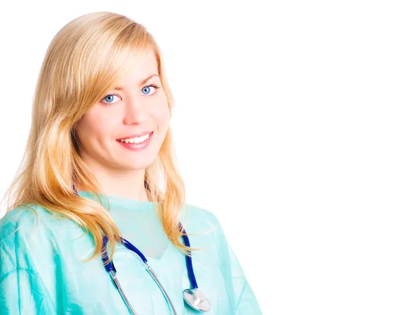 Улыбающаяся блондинка-доктор со стетосом — стоковое фото