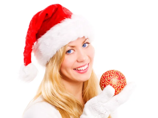 Рождественская женщина держит стеклянный мяч — стоковое фото
