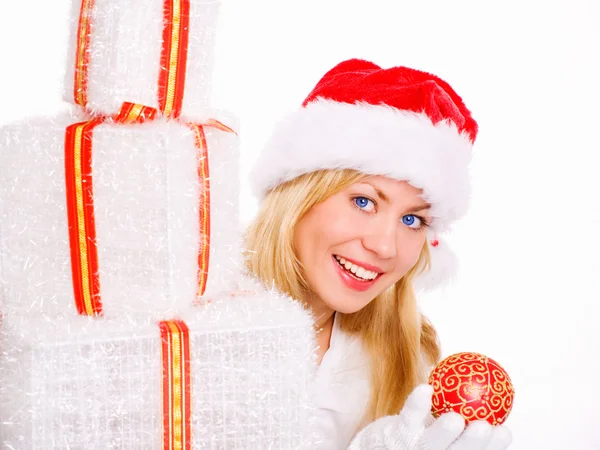 Рождественская женщина с подарком — стоковое фото