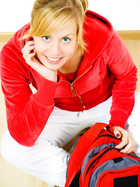 Adolescente sorridente com mochila — Fotografia de Stock