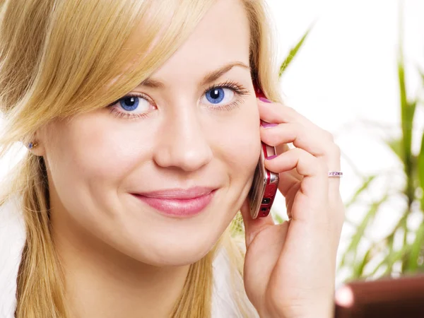 Улыбающаяся блондинка звонит по телефону — стоковое фото
