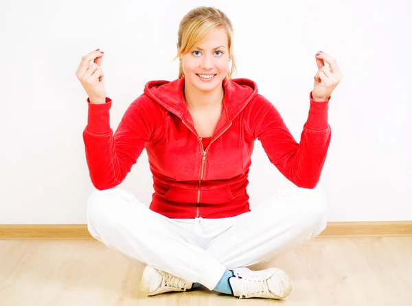 Sorrindo mulher loira exercitando ioga — Fotografia de Stock