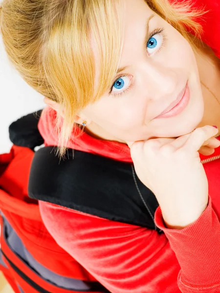 Adolescente loira sorridente com mochila — Fotografia de Stock