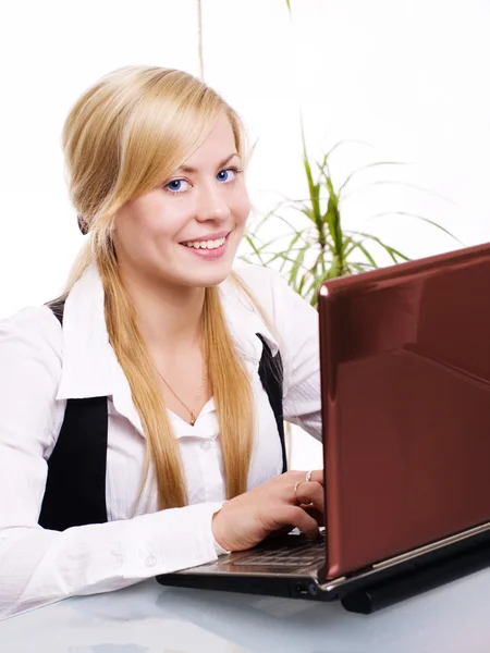 Mujer trabajando con computadora —  Fotos de Stock