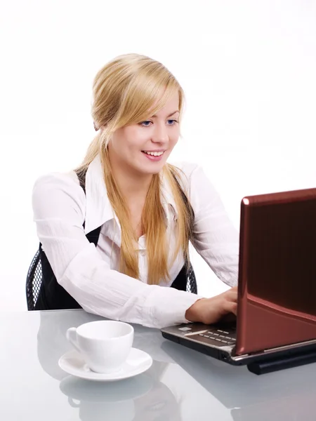 Vrouw werkt op Laptop in Office — Stockfoto