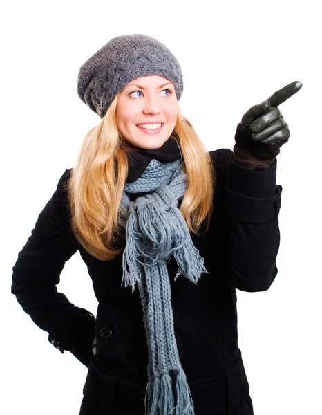 Frau in Winterkleidung zeigt an — Stockfoto