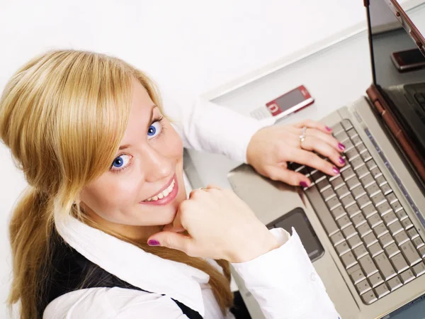 Kvinna som arbetar med dator — Stockfoto