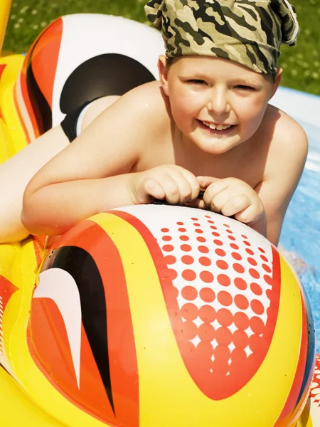Chlapec hraje v bazénu — Stock fotografie