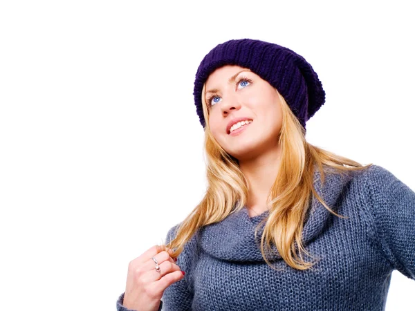 Mujer joven sonriente en ropa de invierno — Foto de Stock