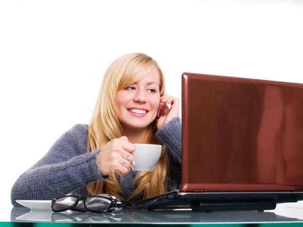 Kvinna sitter med dator — Stockfoto