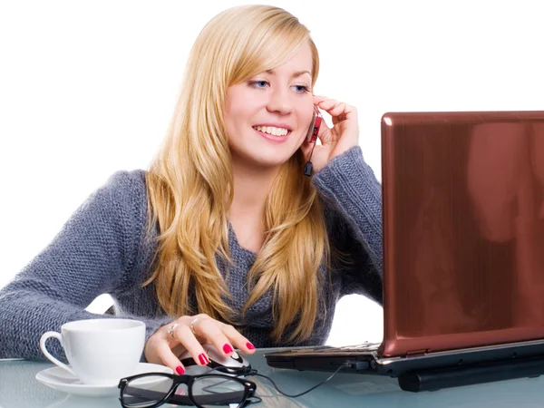 Kvinna ringer genom telefon och arbetar — Stockfoto