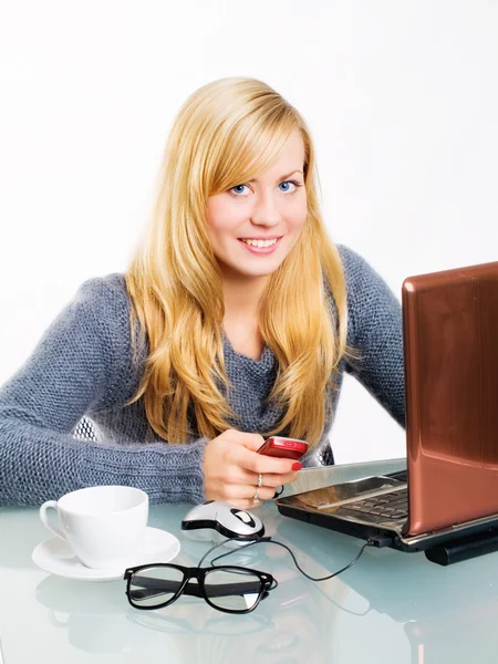 컴퓨터와 함께 앉아있는 여자 — 스톡 사진