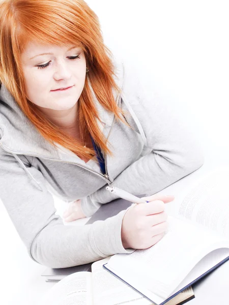 Adolescente chica estudiando — Foto de Stock