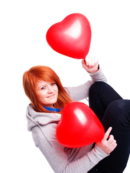 Девушка держит сердце из двух валетных шариков — стоковое фото
