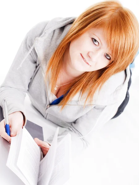 Adolescente chica estudiando —  Fotos de Stock