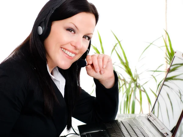Kvinna med hörlurar i office — Stockfoto