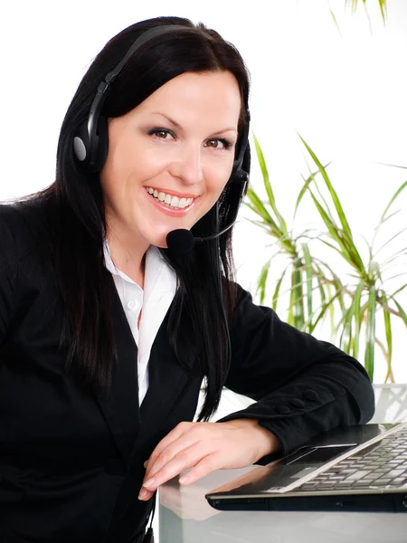 Mulher com fone de ouvido no escritório — Fotografia de Stock