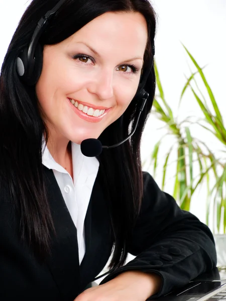 Mujer con auriculares en la oficina —  Fotos de Stock