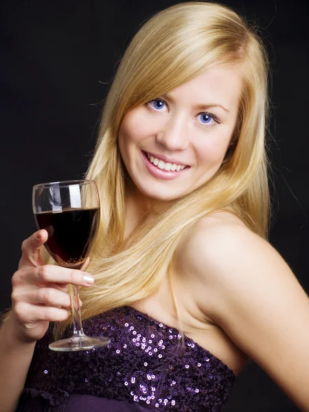 微笑美丽的女人举行葡萄酒 — 图库照片
