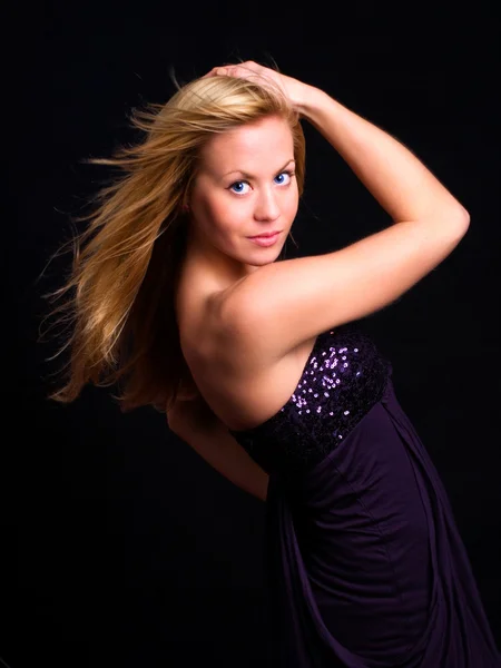 Vacker blond dansande flicka — Stockfoto