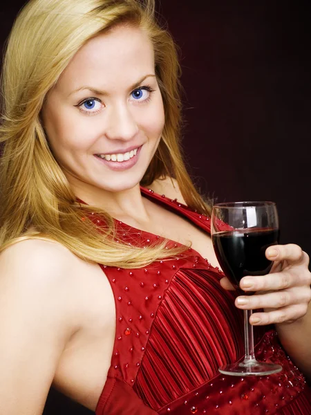 Lächelnde schöne Frau mit Wein — Stockfoto