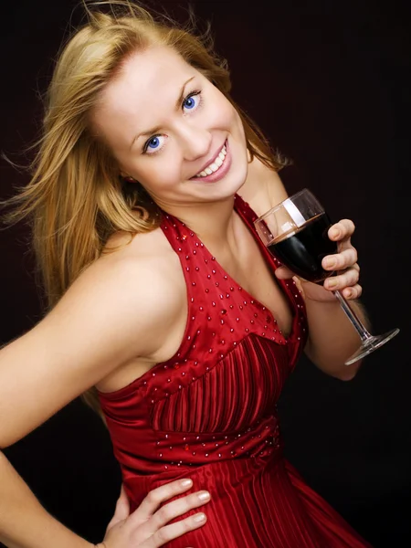Mujer rubia sonriente sosteniendo vino — Foto de Stock